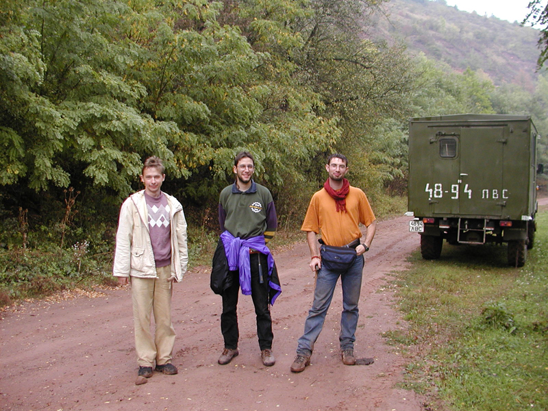 Зліва направо: В.Войчишин, В.Пернегр та В.Дюпре в околицях Городниці (2002)
